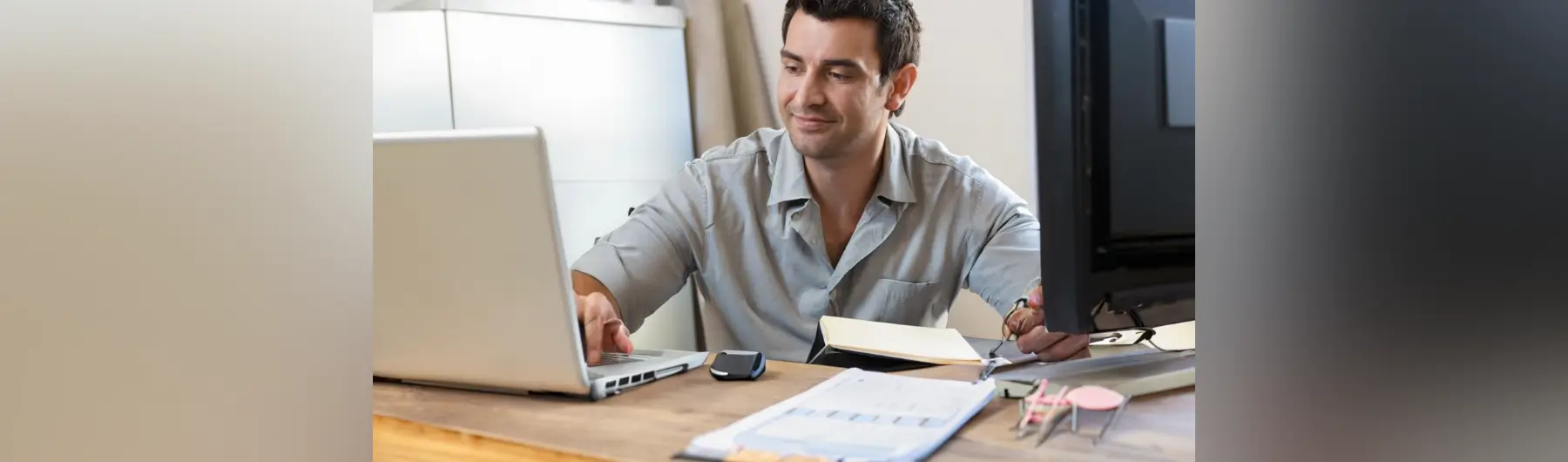 Male flooring employee using the software